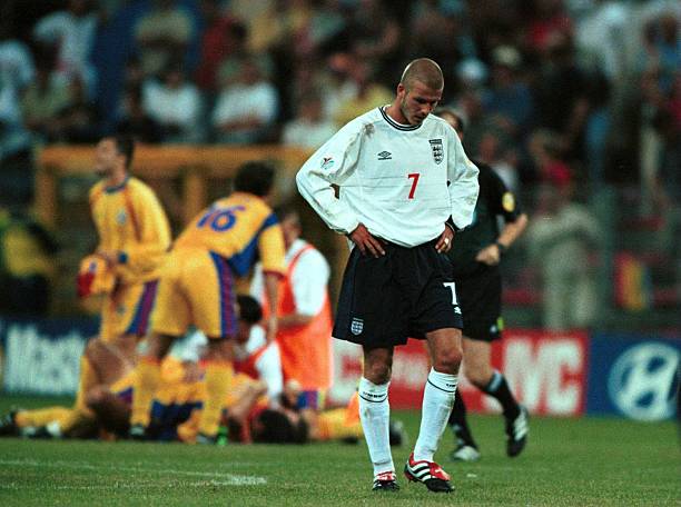 David-Beckham-decepcionado-apos-a-derrota-da-Inglaterra-para-a-Romenia-na-Euro-2000 Por que a Inglaterra não tem Eurocopa?