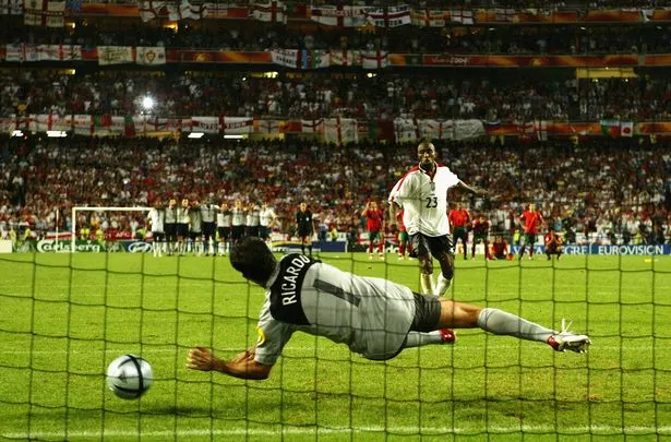 Goleiro-Ricardo-da-selecao-de-Portugal-defende-um-penalti-sem-as-luvas-contra-a-Inglaterra-na-Euro-2004 Por que a Inglaterra não tem Eurocopa?