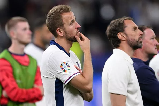 Southgate e Harry Kane após a perda do título da Euro 2024 da Inglaterra para a Espanha