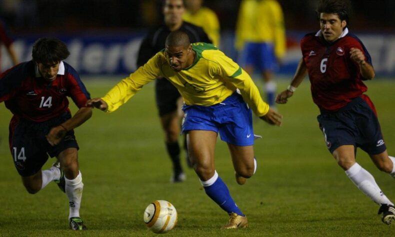 Adriano-disputa-com-zagueiros-chilenos-na-estreia-do-Brasil-na-copa-america-2004 As estreias do Brasil na Copa América que anteciparam o título