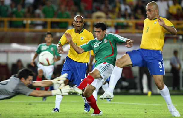 Goleiro-Doni-divide-a-bola-com-atacante-mexicano-observado-por-Maicon-e-Alex-na-derrota-na-estreia-da-copa-america-2007-por-2x0-1 As estreias do Brasil na Copa América que anteciparam o título