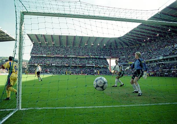 Goleiro-Oliver-Kahn-tomou-gol-da-Romenia-na-Euro-2000 As estreias da Alemanha na Eurocopa são positivas