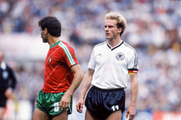 Karl-Heinz-Rummenigge-da-selecao-da-Alemanha-observando-jogador-de-Portugal-durante-Euro-1984 As estreias da Alemanha na Eurocopa são positivas