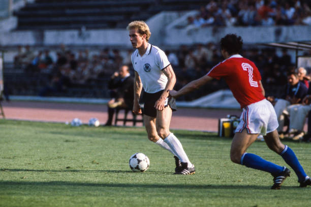 Karl-Heinz-Rummenigge-durante-a-vitoria-da-Alemanha-na-estreia-da-euro-1980-contra-a-Tchecoslovaquia As estreias da Alemanha na Eurocopa são positivas