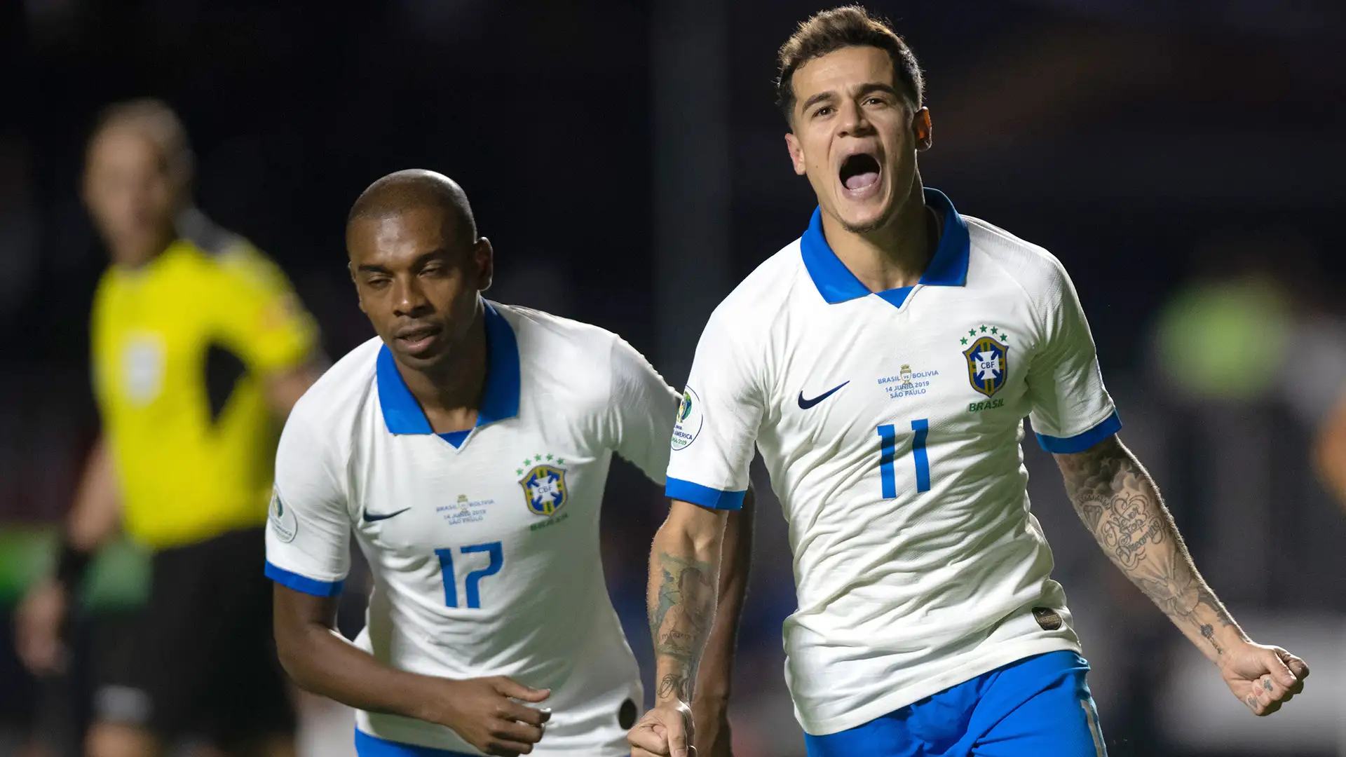 Philippe-coutinho-comemorando-junto-com-Fernandinho-um-dos-gols-da-vitoria-da-selecao-brasileira-contra-a-Bolivia-na-estreia-da-copa-america-2019-no-Morumbi As estreias do Brasil na Copa América que anteciparam o título