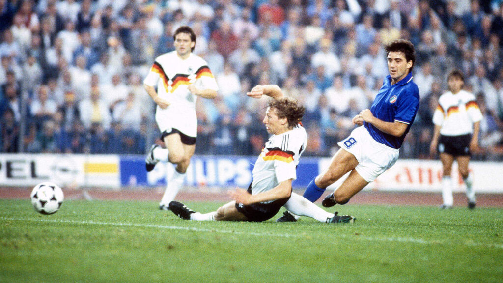 jogadores-alemaes-e-italianos-disputando-uma-jogada-durante-a-estreia-na-Euro-1988-1-1024x576 As estreias da Alemanha na Eurocopa são positivas