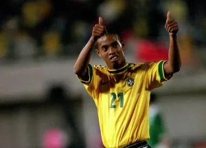 Ronaldinho Gaúcho marca seu primeiro gol pela seleção brasileira na Copa América 1999 contra a Venezuela.