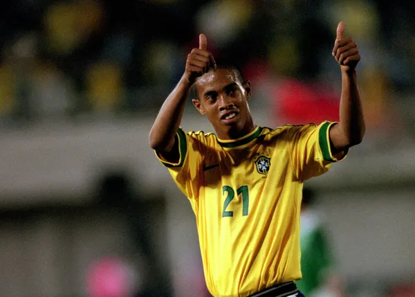 Ronaldinho Gaúcho marca seu primeiro gol pela seleção brasileira na Copa América 1999 contra a Venezuela.