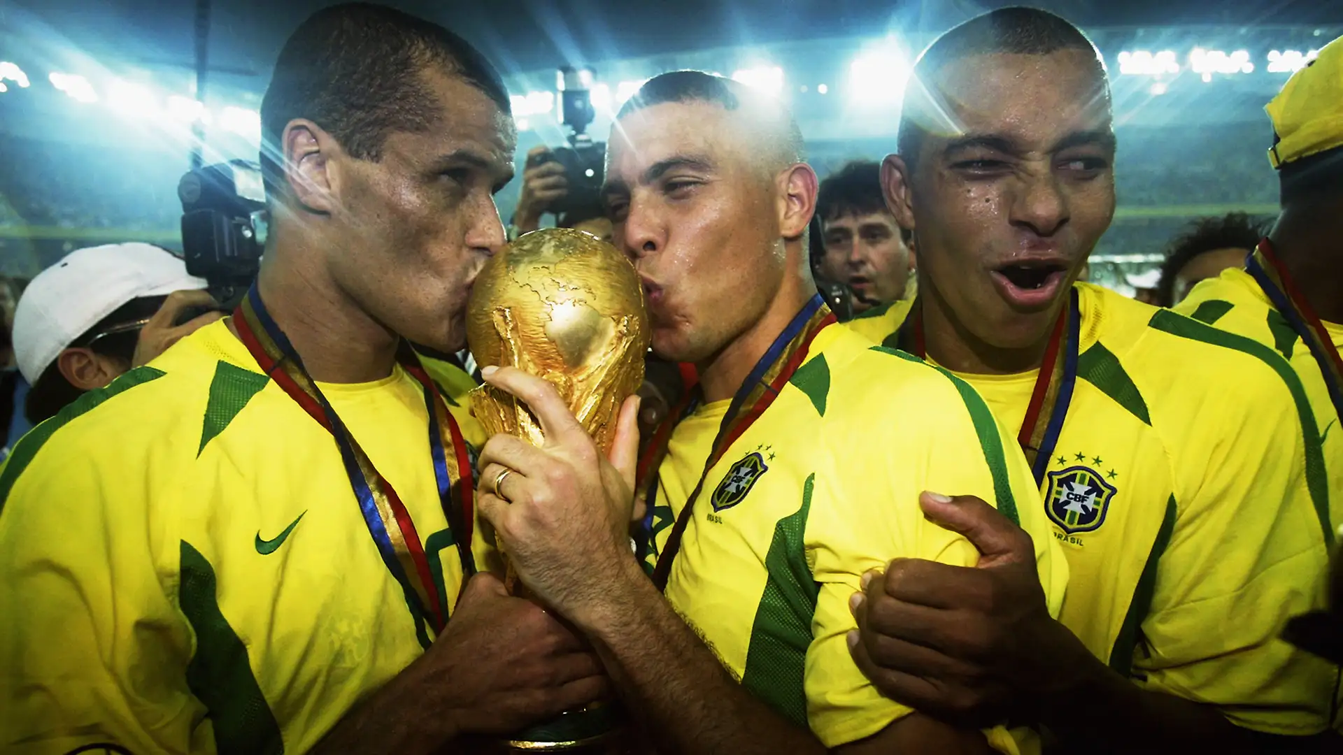 Ronaldo-Rivaldo-beijo-taca-copa-do-mundo-2002 Copa do Mundo: Brasil e Alemanha, as únicas seleções com três finais consecutivas