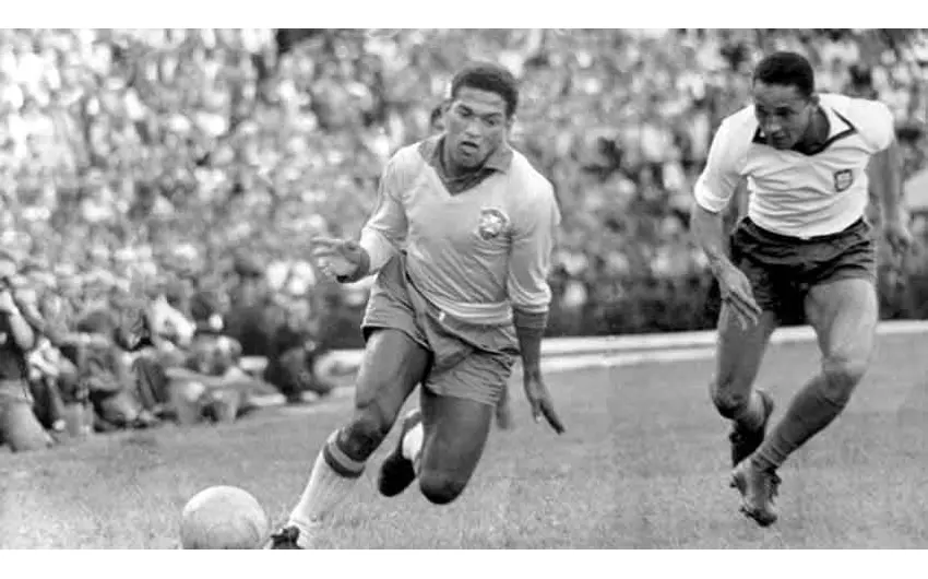 garrincha-em-campo-brasil-copa-do-mundo-1962-no-Chile Copa do Mundo: Brasil e Alemanha, as únicas seleções com três finais consecutivas