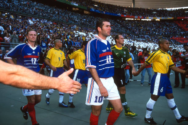 jogadores-brasil-franca-entram-em-campo-final-copa-1998 Copa do Mundo: Brasil e Alemanha, as únicas seleções com três finais consecutivas