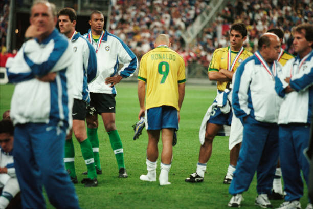 ronaldo-triste-apos-a-perda-do-titulo-copa-1998 Copa do Mundo: Brasil e Alemanha, as únicas seleções com três finais consecutivas