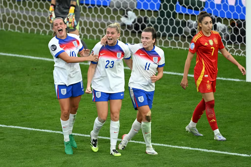 Jogadoras da Inglaterra comemoram gol de empate marcado por Alessia Russo contra a Espanha na final da Eurocopa Feminina 2025