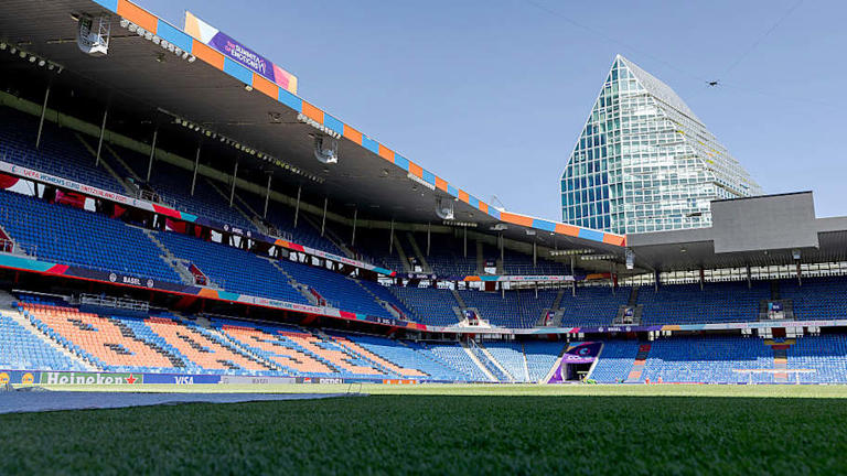 Estádio St. Jakob-Park em Basileia, Suíça, preparado para a final da Eurocopa Feminina 2025 entre Inglaterra e Espanha no domingo, 27 de julho
