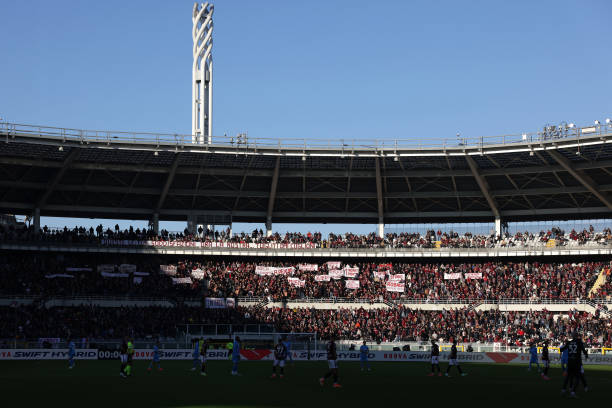 Estádio Internacional do Cairo, Egito, com torcida e estrutura