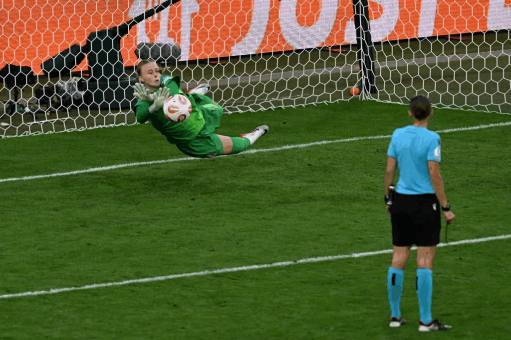 Goleira Hannah Hampton defende pênalti decisivo na final da Eurocopa Feminina 2025 entre Inglaterra e Espanha no St. Jakob-Park, na Suíça