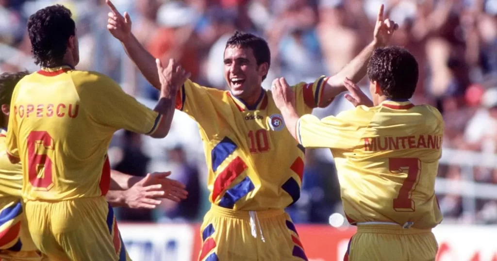 Gheorghe Hagi e jogadores da Romênia celebrando gol contra a Argentina na Copa do Mundo de 1994 nos EUA.