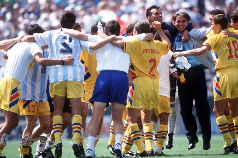 Jogadores da seleção da Romênia comemoram classificação histórica após vitória contra a Argentina nas oitavas de final.