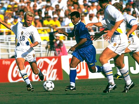 Romário cercado por jogadores suecos na semifinal da Copa do Mundo de 1994, com a bola nos pés.