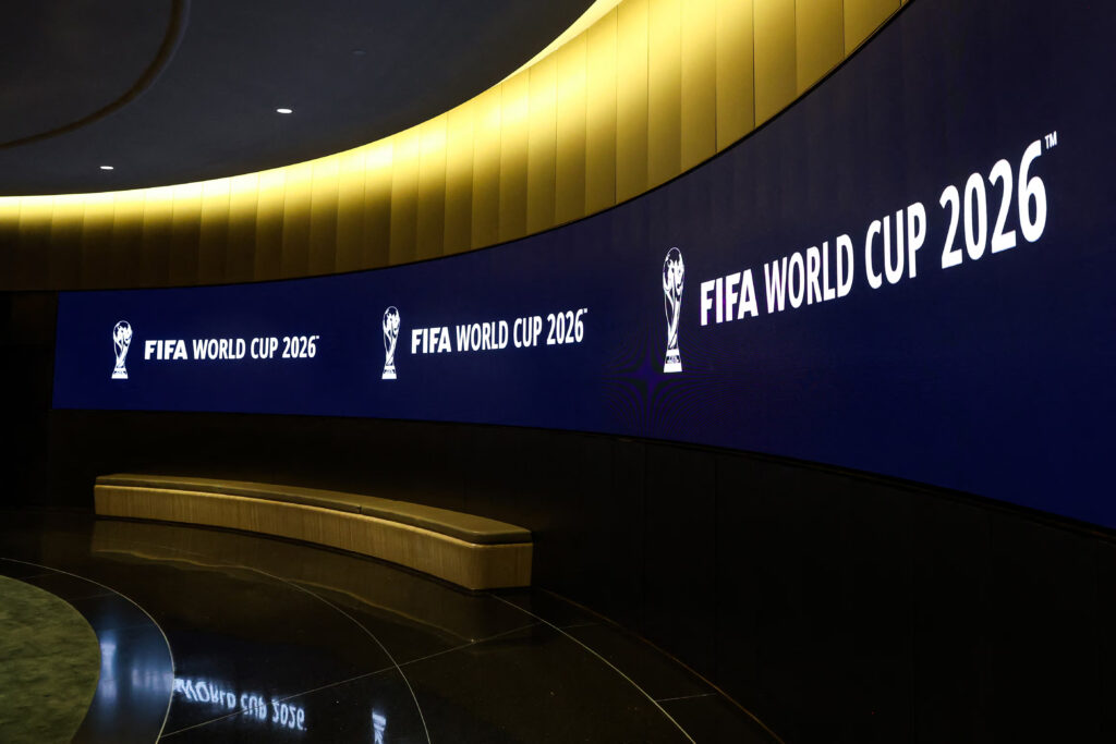 Local do sorteio dos grupos da Copa do Mundo FIFA 2026 em Las Vegas, possível sede do evento, com destaque para a Sphere iluminada à noite