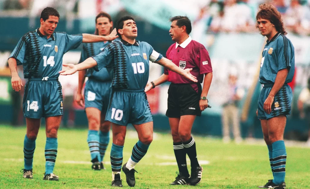 Maradona, Batistuta, Simeone e Redondo protestam contra a arbitragem na Copa do Mundo de 1994.
