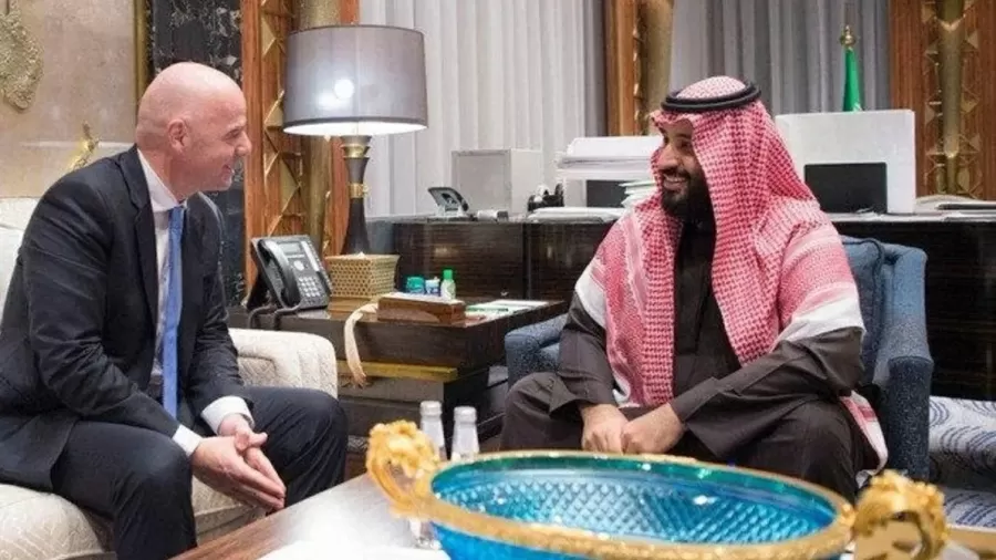 Mohamed bin Salman e Gianni Infantino sorrindo durante encontro sobre os preparativos da Copa do Mundo de 2034 na Arábia Saudita.