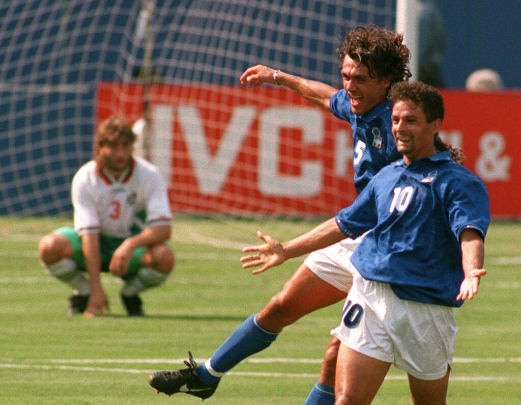 Roberto Baggio e Paolo Maldini comemoram gol da Itália contra a Bulgária na semifinal.