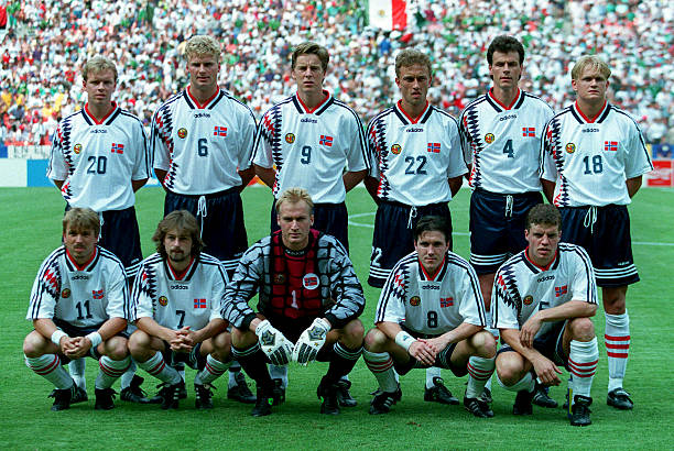 Seleção Norueguesa de Futebol posando para foto antes do jogo contra o México na Copa do Mundo FIFA de 1994, nos Estados Unidos.