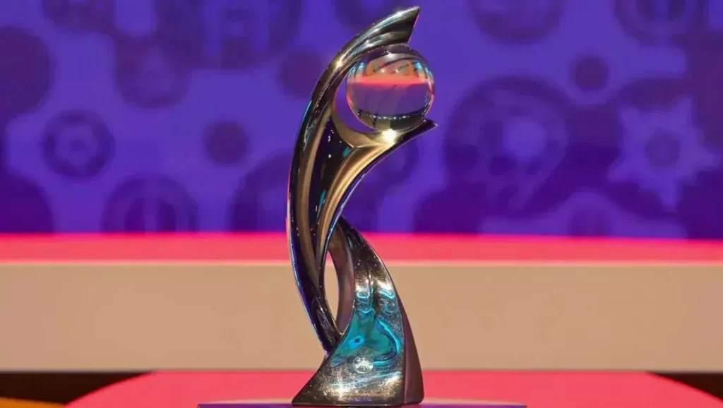 Taça da Eurocopa Feminina 2025 exposta na Suíça antes da final entre Inglaterra e Espanha