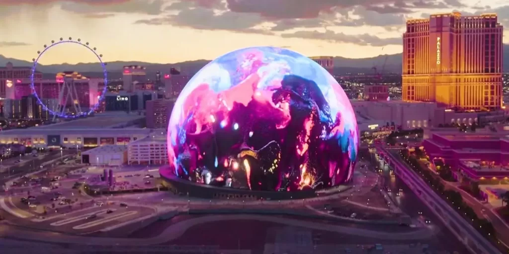Vista aérea do The Sphere em Las Vegas iluminado à noite.