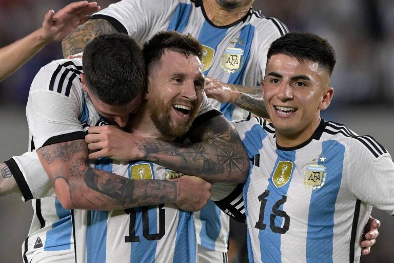 Messi e Thiago Almada comemoram vitória de 4x1 da Argentina sobre o Brasil, assegurando classificação antecipada para a Copa do Mundo de 2026.
