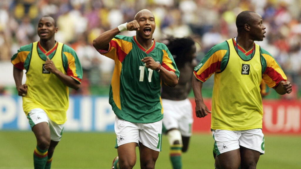 Jogadores da seleção de Senegal, incluindo El Hadji Diouf, comemoram vitória sobre a Suécia nas oitavas de final da Copa de 2002.