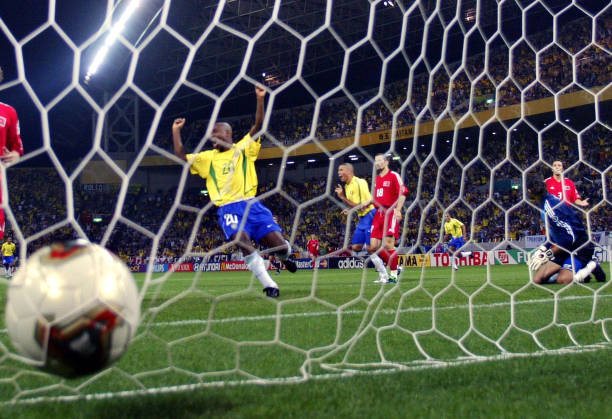 Ronaldo Fenômeno comemora gol na semifinal da Copa do Mundo de 2002 contra a Turquia, garantindo a classificação do Brasil para a final.