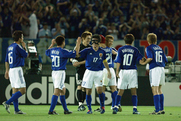 Jogadores japoneses comemorando primeira vitória Copa do Mundo 2002 Rússia.