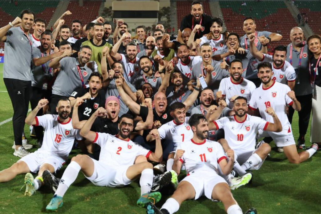 Jogadores da Jordânia comemoram a histórica classificação para a Copa do Mundo FIFA de 2026.