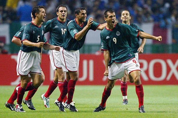 Jogadores mexicanos comemorando gol de Borghetti contra a Itália, Copa do Mundo 2002.