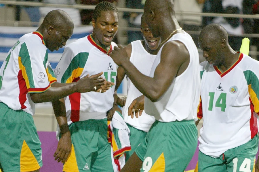 Jogadores de Senegal comemoram o gol de Papa Bouba Diop contra a França na Copa do Mundo de 2002.