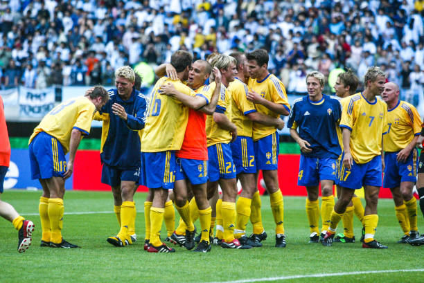 Jogadores suecos comemorando classificação Grupo F Copa do Mundo 2002.