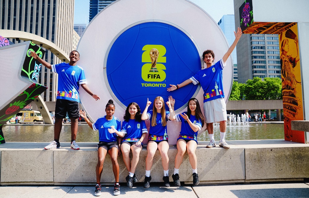 Jovens voluntários em evento em Toronto, Canadá, uma das cidades-sede da Copa do Mundo de 2026.