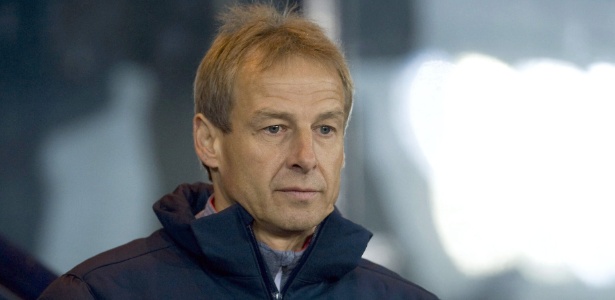 Jurgen Klinsmann, ex-jogador e ex-técnico da Alemanha, concede entrevista a um jornalista.