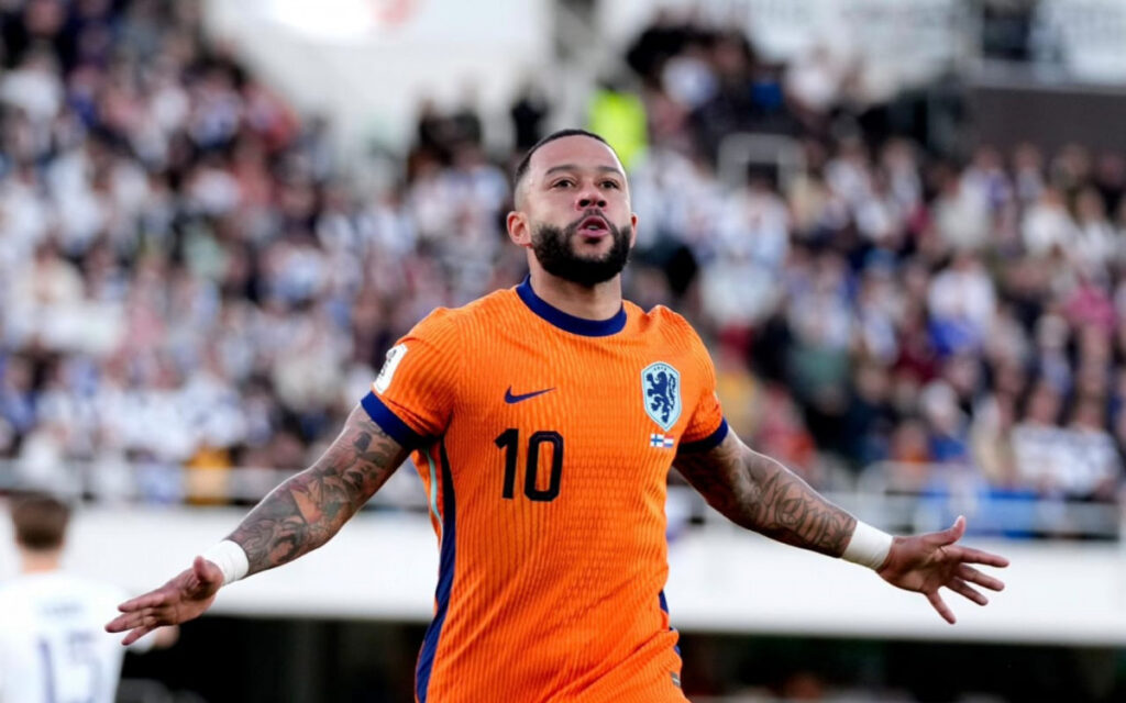 Memphis Depay, atacante do Corinthians, comemorando gol pela Holanda contra a Finlândia nas Eliminatórias Europeias para a Copa do Mundo de 2026.