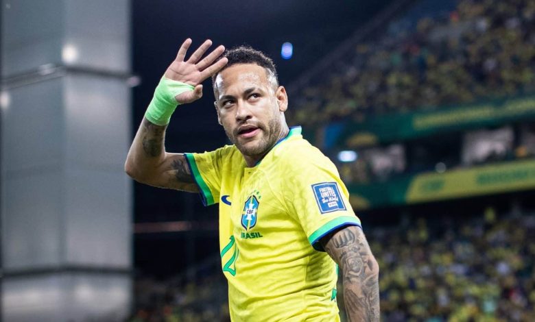 Neymar acenando para a torcida, com a camisa da Seleção Brasileira em um jogo das Eliminatórias.
