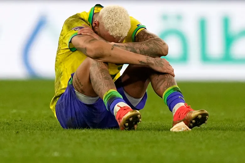 Neymar chora desolado no chão após eliminação do Brasil para a Croácia nas quartas de final da Copa do Mundo de 2022.