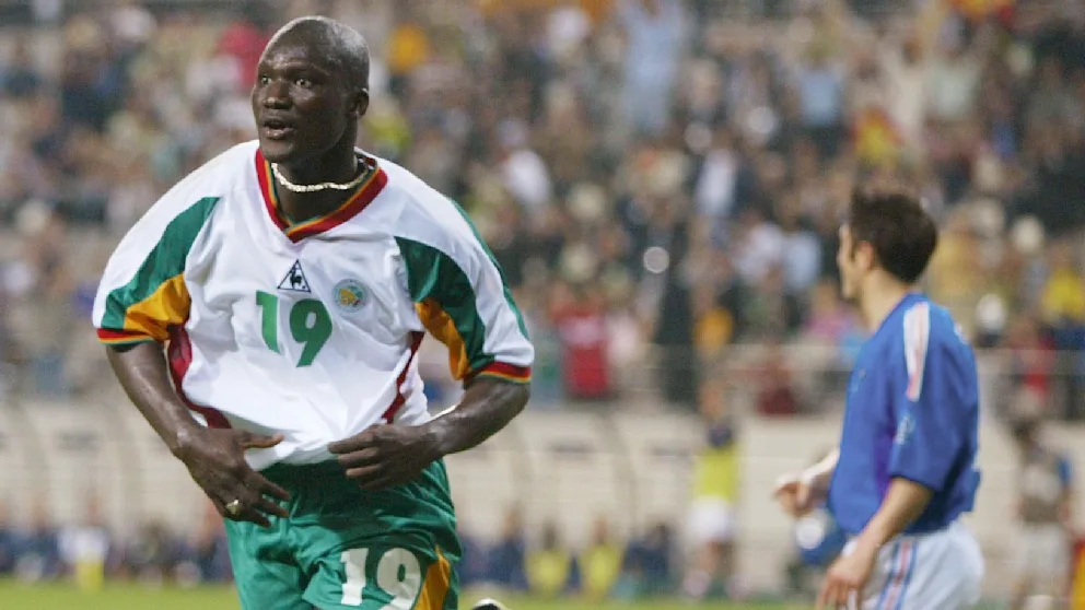 Papa Bouba Diop comemorando gol da vitória de Senegal sobre a França, campeã da Copa do Mundo de 1998, na estreia do Mundial de 2002.