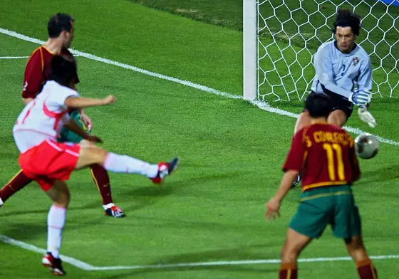 Park Ji-sung comemora gol da Coreia do Sul contra Portugal na Copa de 2002, que eliminou os portugueses na fase de grupos.