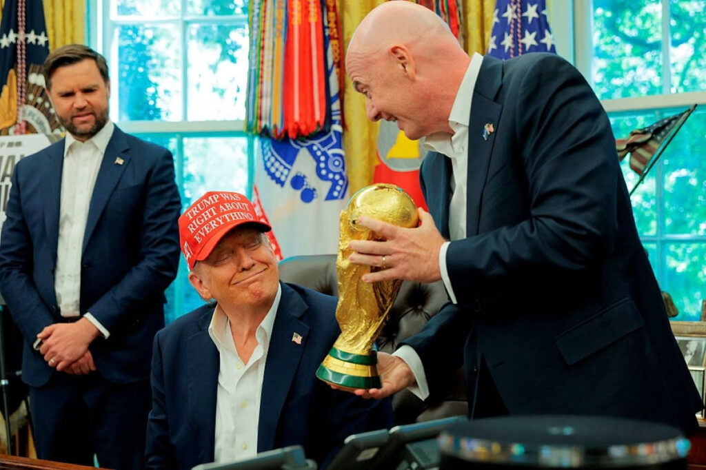 Gianni Infantino, presidente da FIFA, entrega a Taça da Copa do Mundo para Donald Trump, presidente dos EUA.