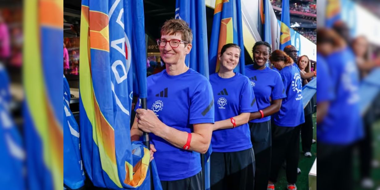 voluntários em ação, cerimônia de abertura, Copa do Mundo de Clubes FIFA 2025, evento esportivo, organização