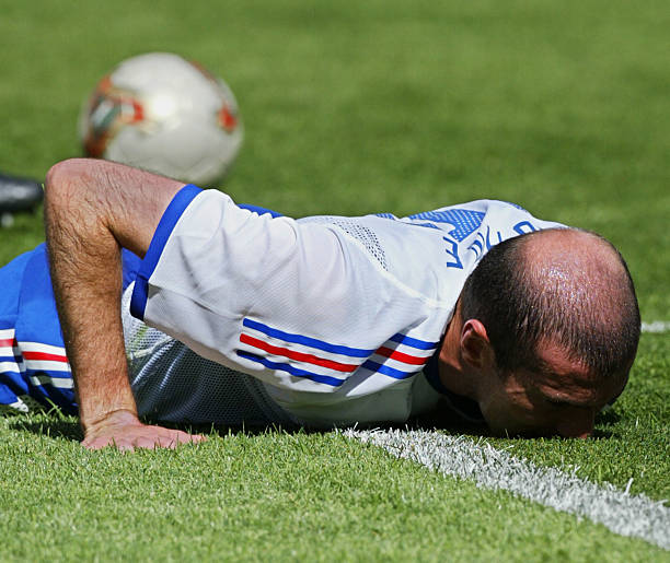 Zidane caído derrota França Dinamarca Copa 2002.
