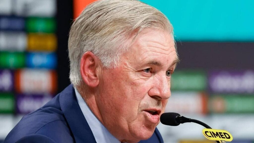 Carlo Ancelotti falando com a imprensa sobre a preparação do Brasil para os jogos das Eliminatórias 2026 contra Chile e Bolívia.