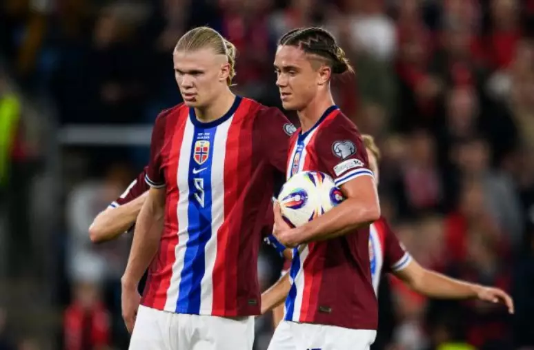 Erling Haaland comemora após marcar um de seus cinco gols na goleada da Noruega sobre a Moldávia por 11x1.